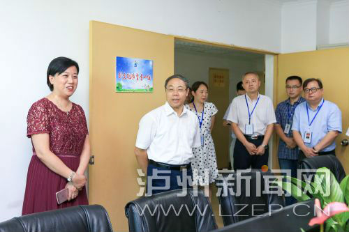 昨日，蔣輔義（左二）看望慰問市創(chuàng)文指揮部同志們 。記者 牟科 攝