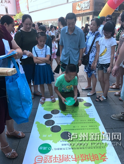 市民在宣傳點參加創(chuàng)文趣味游戲。 記者 朱虹 攝