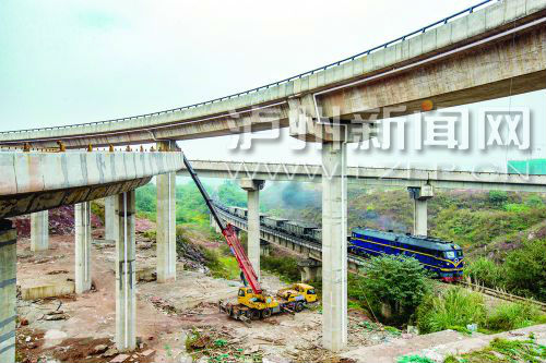 正在建設(shè)中的城西馬屋基立交。 記者 牟科 攝