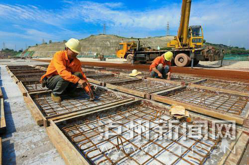 建設(shè)中的馬屋基立交。本報記者 牟科 攝